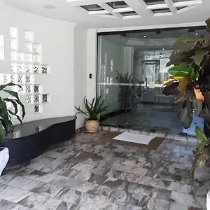 ótima Localização, Com Estacionamento, Ar Condicionado, Wi-fi E Netflix! 400 Metros Da Praia! Apartamento
